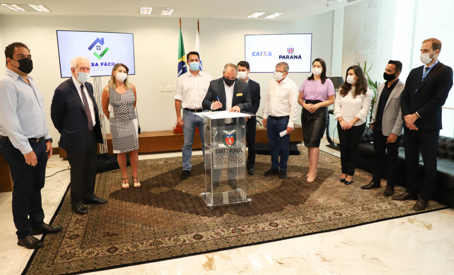 O governador Carlos Massa Ratinho Junior assinou nesta terça-feira (23) a liberação de mais R$ 71,7 milhões para o programa Casa Fácil Paraná, que financia o valor de entrada de moradias a famílias com renda de até três salários mínimos. Almirante Tamandaré. Foto: Ari Dias/ AEN.