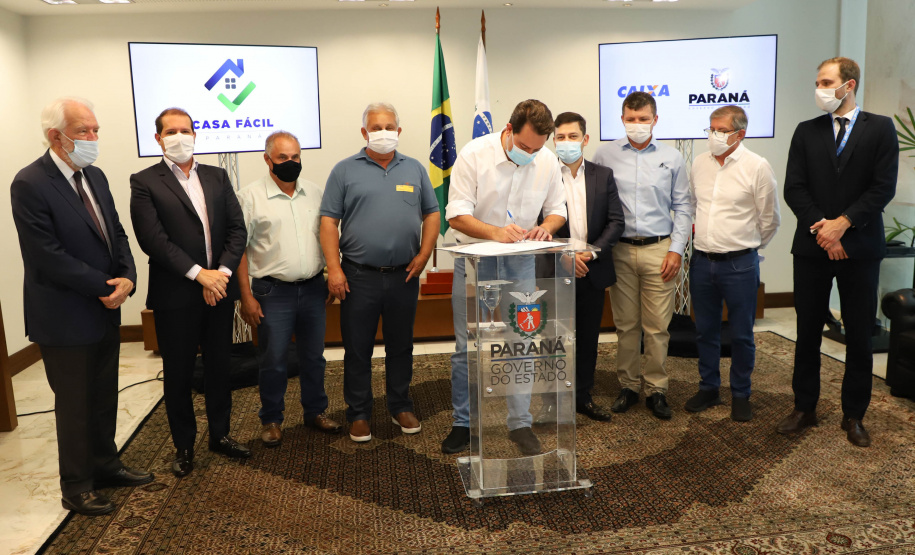 O governador Carlos Massa Ratinho Junior assinou nesta terça-feira (23) a liberação de mais R$ 71,7 milhões para o programa Casa Fácil Paraná, que financia o valor de entrada de moradias a famílias com renda de até três salários mínimos. Alto Paraíso. Foto: Ari Dias/ AEN.