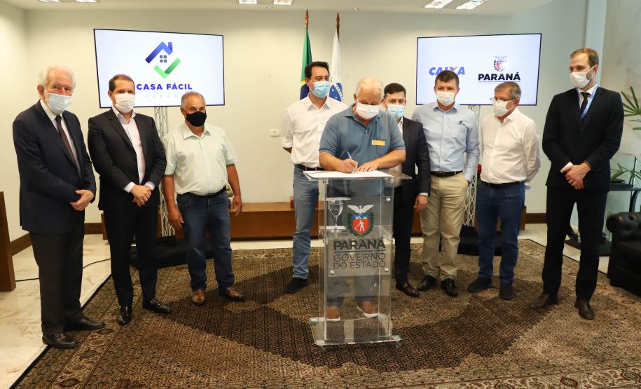 O governador Carlos Massa Ratinho Junior assinou nesta terça-feira (23) a liberação de mais R$ 71,7 milhões para o programa Casa Fácil Paraná, que financia o valor de entrada de moradias a famílias com renda de até três salários mínimos. Alto Paraíso. Foto: Ari Dias/ AEN.