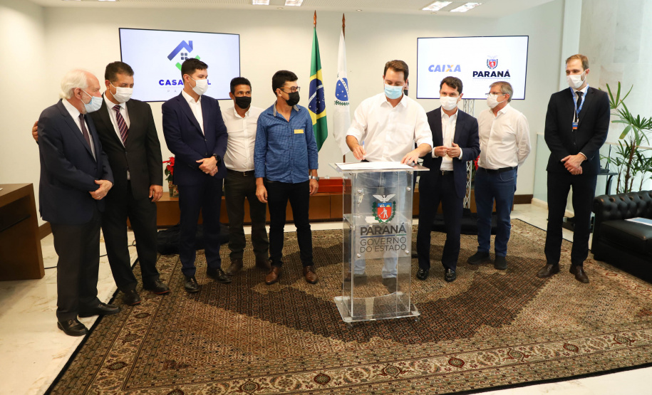 O governador Carlos Massa Ratinho Junior assinou nesta terça-feira (23) a liberação de mais R$ 71,7 milhões para o programa Casa Fácil Paraná, que financia o valor de entrada de moradias a famílias com renda de até três salários mínimos. Alvorada do Sul. Foto: Ari Dias/ AEN.