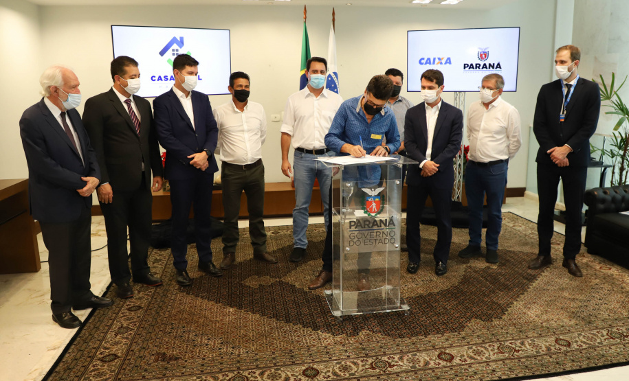 O governador Carlos Massa Ratinho Junior assinou nesta terça-feira (23) a liberação de mais R$ 71,7 milhões para o programa Casa Fácil Paraná, que financia o valor de entrada de moradias a famílias com renda de até três salários mínimos. Alvorada do Sul. Foto: Ari Dias/ AEN.