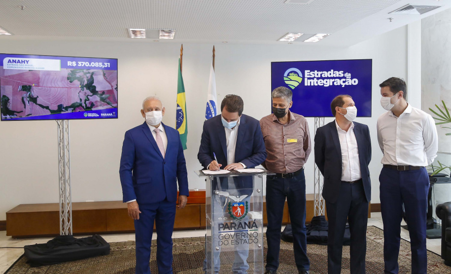 09.11.2021 - Governador Carlos Massa Ratinho Junior assina programa Estradas da Integração.