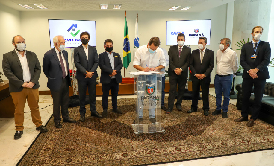 O governador Carlos Massa Ratinho Junior assinou nesta terça-feira (23) a liberação de mais R$ 71,7 milhões para o programa Casa Fácil Paraná, que financia o valor de entrada de moradias a famílias com renda de até três salários mínimos. Arapongas. Foto: Ari Dias/ AEN.