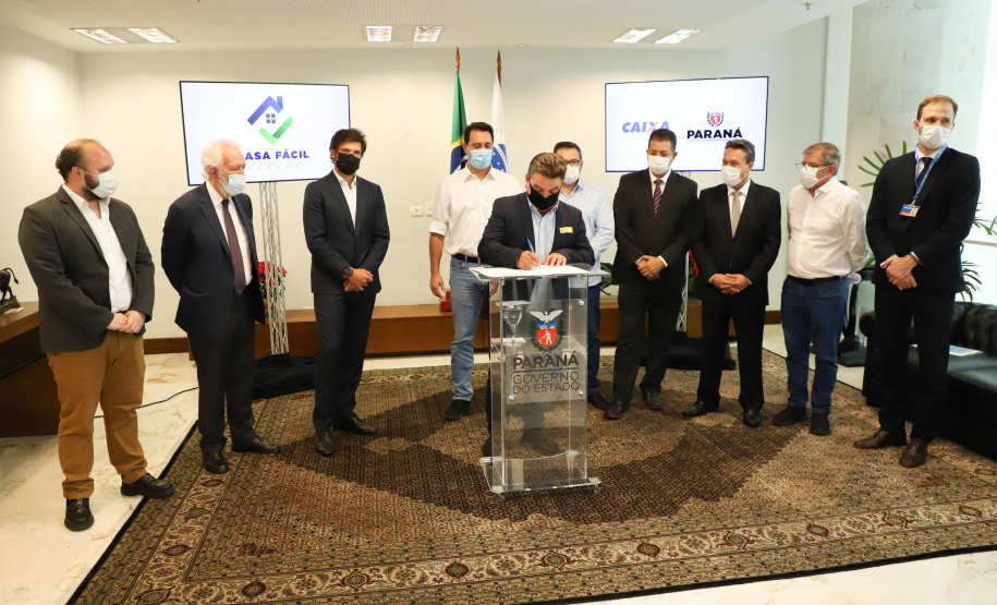 O governador Carlos Massa Ratinho Junior assinou nesta terça-feira (23) a liberação de mais R$ 71,7 milhões para o programa Casa Fácil Paraná, que financia o valor de entrada de moradias a famílias com renda de até três salários mínimos. Arapongas. Foto: Ari Dias/ AEN.
