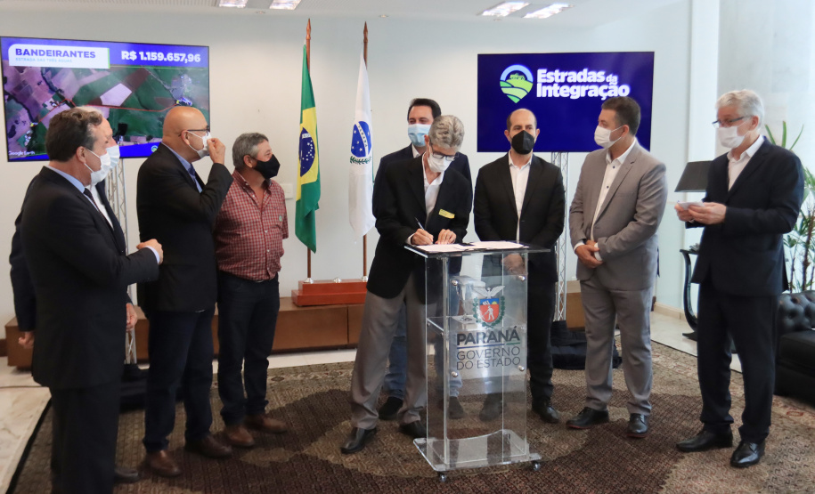 09.11.2021 - Governador Carlos Massa Ratinho Junior assina programa Estradas da Integração.