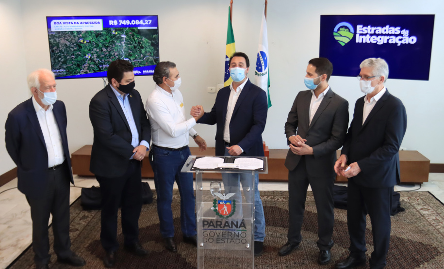 09.11.2021 - Governador Carlos Massa Ratinho Junior assina programa Estradas da Integração.