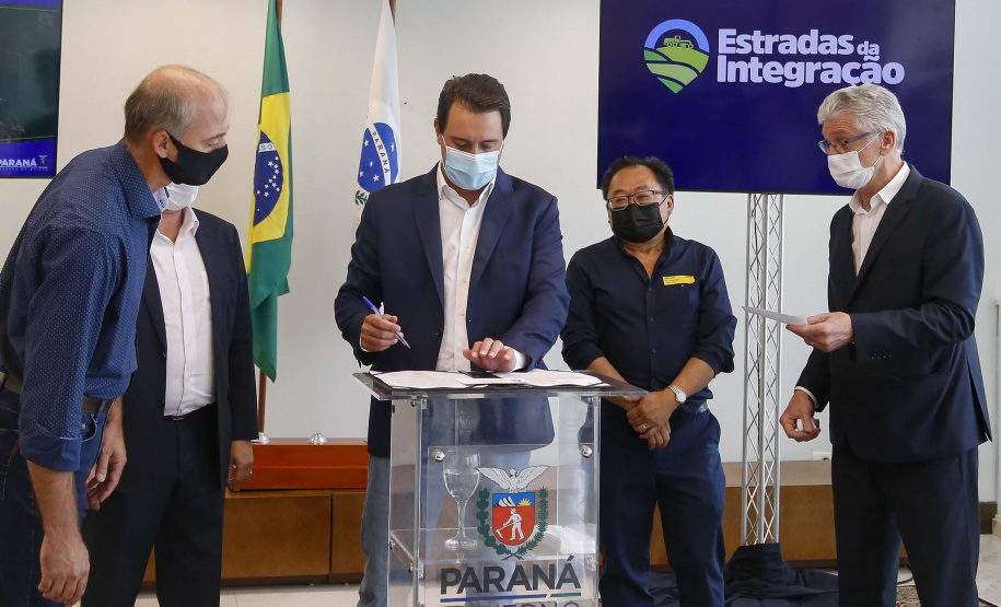 09.11.2021 - Governador Carlos Massa Ratinho Junior assina programa Estradas da Integração.