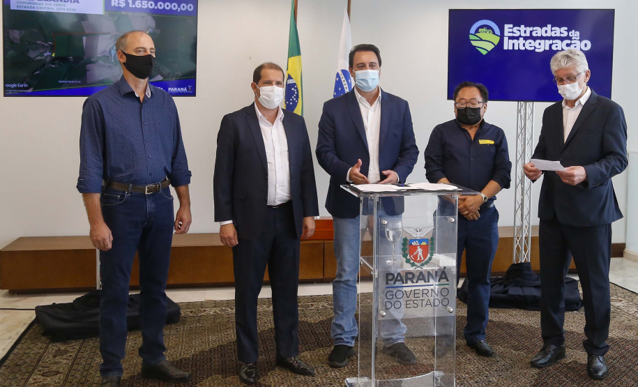 09.11.2021 - Governador Carlos Massa Ratinho Junior assina programa Estradas da Integração.
