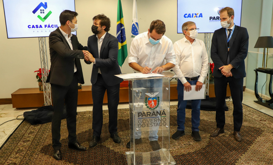 O governador Carlos Massa Ratinho Junior assinou nesta terça-feira (23) a liberação de mais R$ 71,7 milhões para o programa Casa Fácil Paraná, que financia o valor de entrada de moradias a famílias com renda de até três salários mínimos. Cambé. Foto: Ari Dias/ AEN.