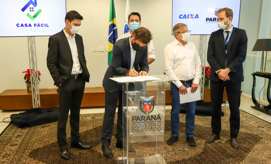 O governador Carlos Massa Ratinho Junior assinou nesta terça-feira (23) a liberação de mais R$ 71,7 milhões para o programa Casa Fácil Paraná, que financia o valor de entrada de moradias a famílias com renda de até três salários mínimos. Cambé. Foto: Ari Dias/ AEN.