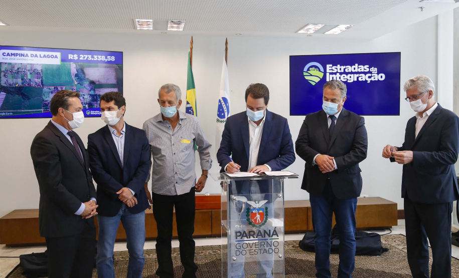 09.11.2021 - Governador Carlos Massa Ratinho Junior assina programa Estradas da Integração.