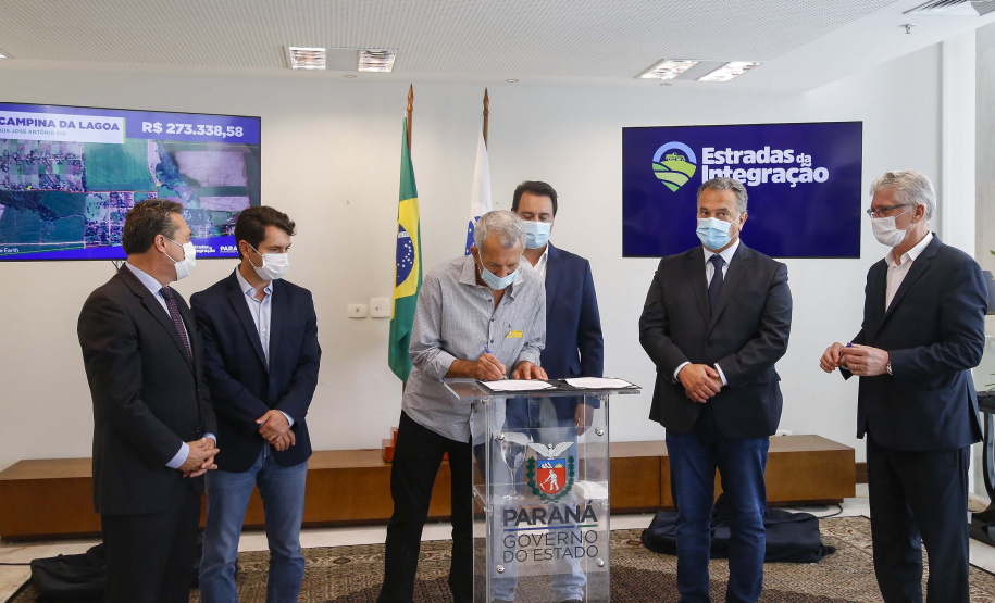 09.11.2021 - Governador Carlos Massa Ratinho Junior assina programa Estradas da Integração.