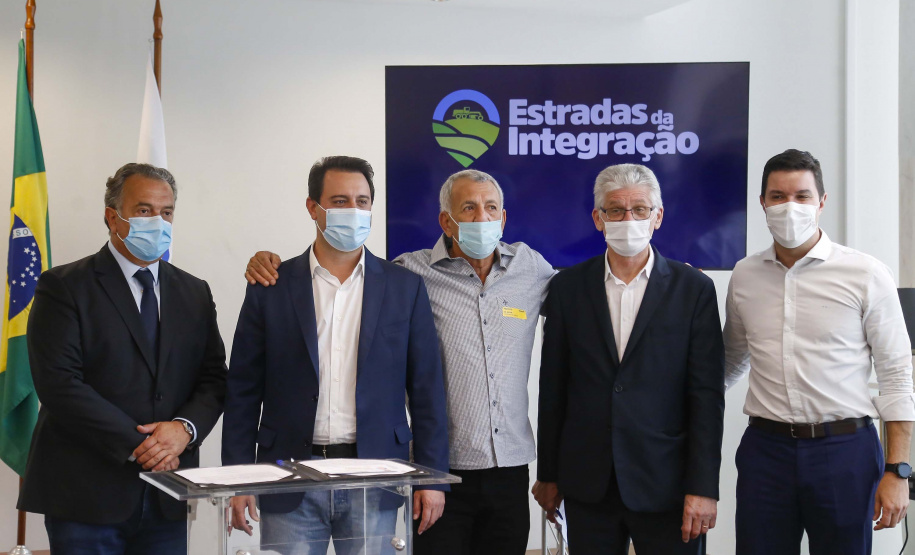 09.11.2021 - Governador Carlos Massa Ratinho Junior assina programa Estradas da Integração.