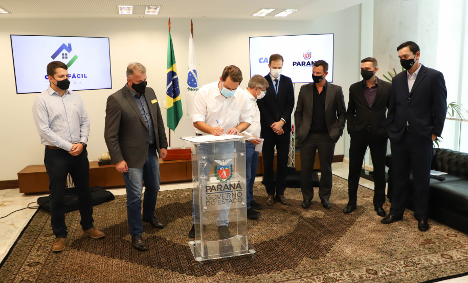 O governador Carlos Massa Ratinho Junior assinou nesta terça-feira (23) a liberação de mais R$ 71,7 milhões para o programa Casa Fácil Paraná, que financia o valor de entrada de moradias a famílias com renda de até três salários mínimos. Campo Largo. Foto: Ari Dias/ AEN.