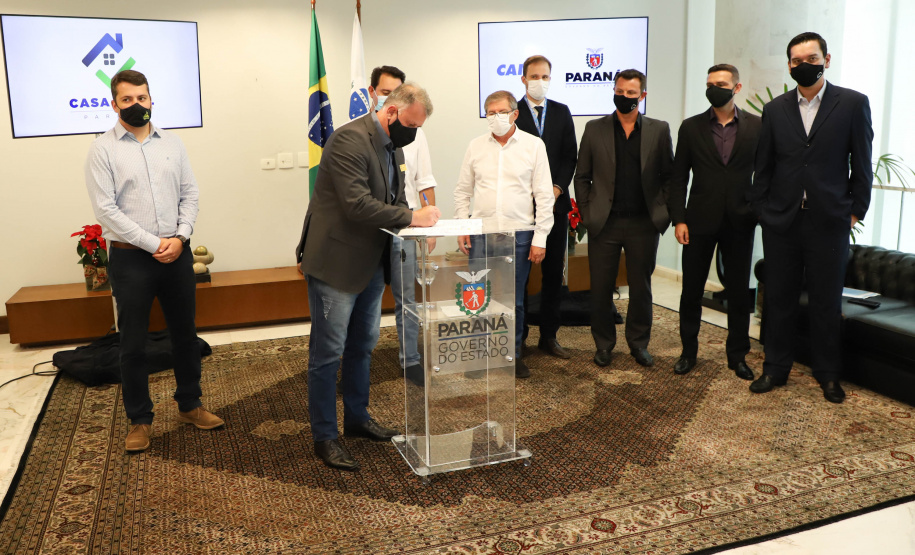 O governador Carlos Massa Ratinho Junior assinou nesta terça-feira (23) a liberação de mais R$ 71,7 milhões para o programa Casa Fácil Paraná, que financia o valor de entrada de moradias a famílias com renda de até três salários mínimos. Campo Largo. Foto: Ari Dias/ AEN.