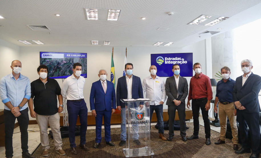 09.11.2021 - Governador Carlos Massa Ratinho Junior assina programa Estradas da Integração.