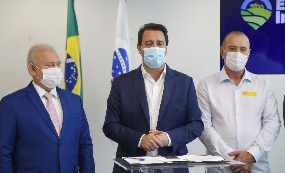 09.11.2021 - Governador Carlos Massa Ratinho Junior assina programa Estradas da Integração.