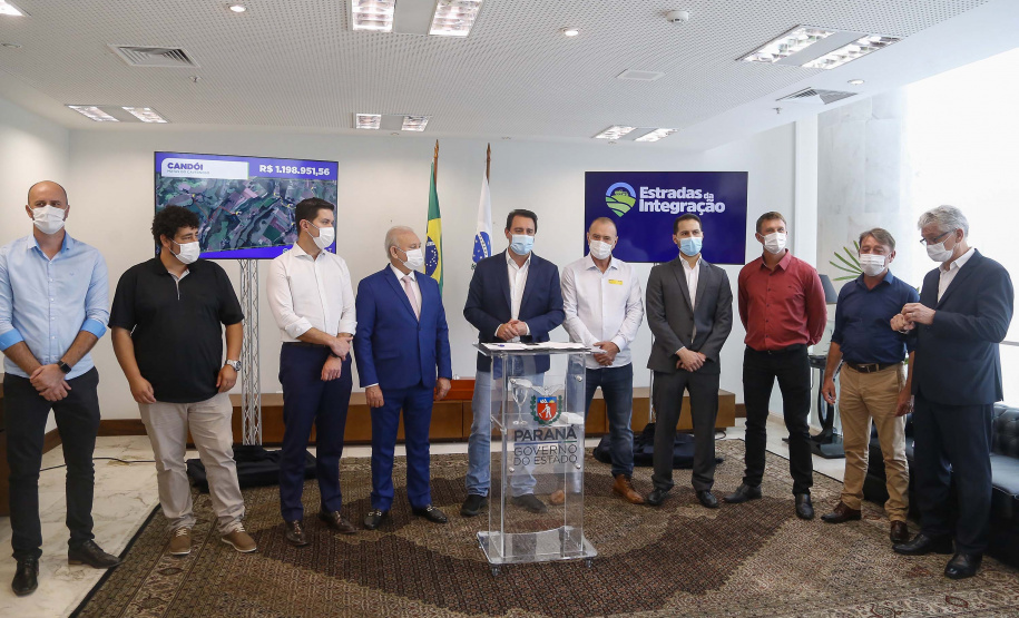 09.11.2021 - Governador Carlos Massa Ratinho Junior assina programa Estradas da Integração.