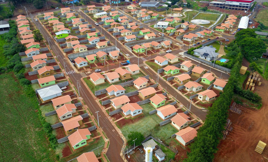 Governo entrega 119 casas populares para ajudar famílias de Cantagalo