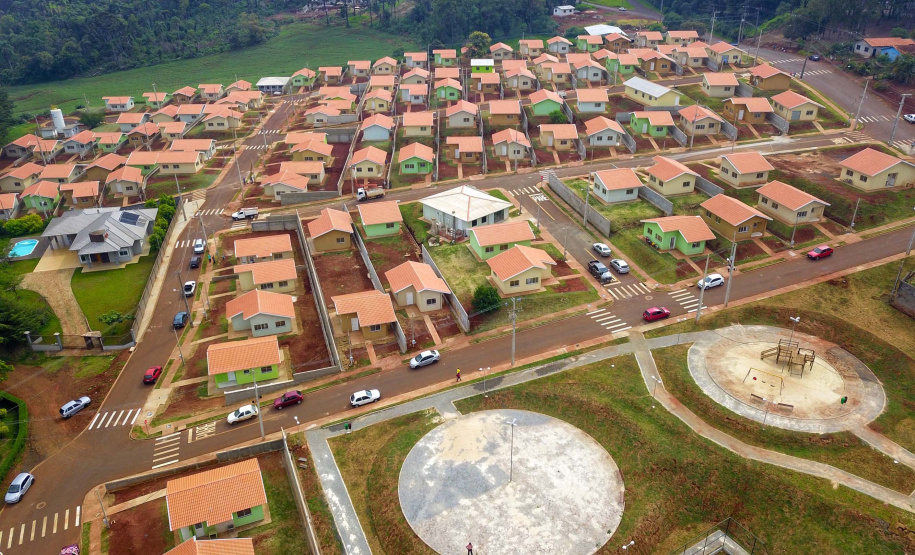 Governo entrega 119 casas populares para ajudar famílias de Cantagalo