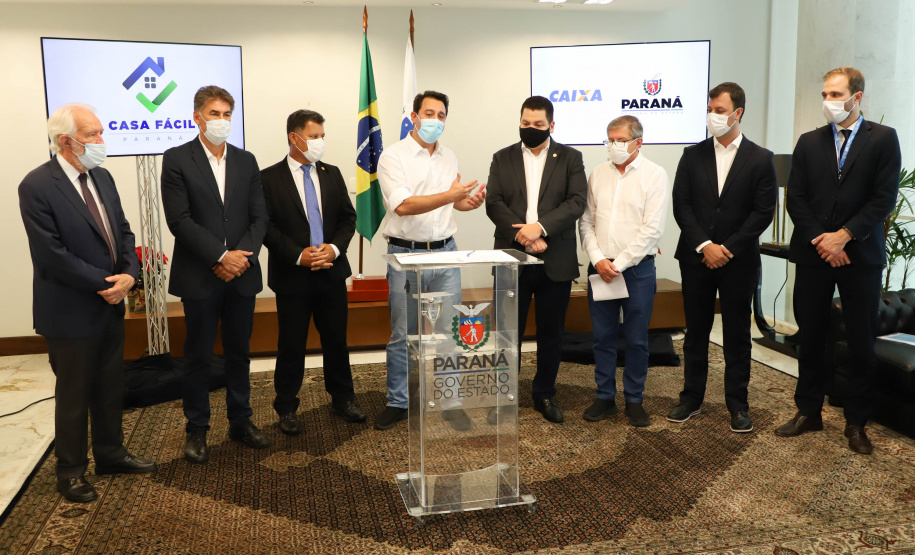 O governador Carlos Massa Ratinho Junior assinou nesta terça-feira (23) a liberação de mais R$ 71,7 milhões para o programa Casa Fácil Paraná, que financia o valor de entrada de moradias a famílias com renda de até três salários mínimos. Cascavel. Foto: Ari Dias/ AEN.