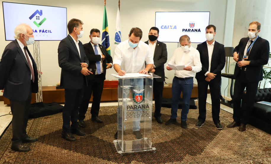O governador Carlos Massa Ratinho Junior assinou nesta terça-feira (23) a liberação de mais R$ 71,7 milhões para o programa Casa Fácil Paraná, que financia o valor de entrada de moradias a famílias com renda de até três salários mínimos. Cascavel. Foto: Ari Dias/ AEN.