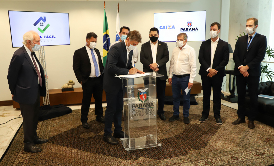 O governador Carlos Massa Ratinho Junior assinou nesta terça-feira (23) a liberação de mais R$ 71,7 milhões para o programa Casa Fácil Paraná, que financia o valor de entrada de moradias a famílias com renda de até três salários mínimos. Cascavel. Foto: Ari Dias/ AEN.