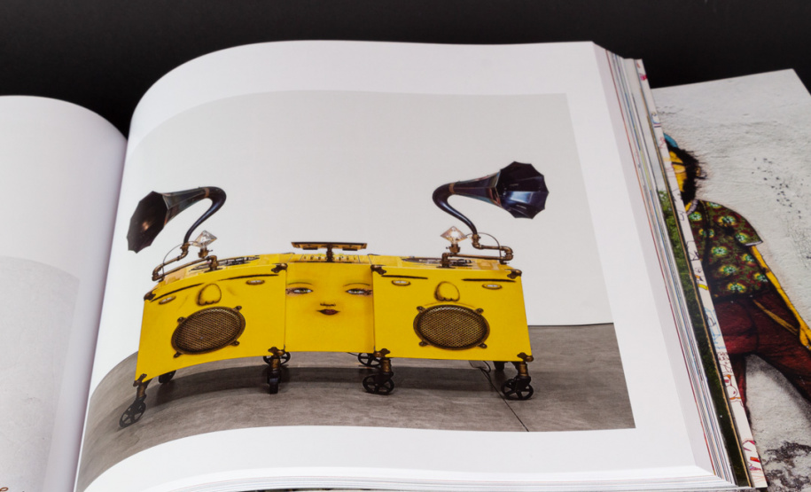 A vida e a obra dos artistas Gustavo e Otávio Pandolfo, OSGEMEOS, é o tema do catálogo lançado pelo Museu Oscar Niemeyer (MON) e disponível na MON Loja. A exposição ?OSGEMEOS: Segredos? está atualmente em cartaz no Museu. -  Curitiba, 29/11/201 - Foto: Eduardo A.Cruz