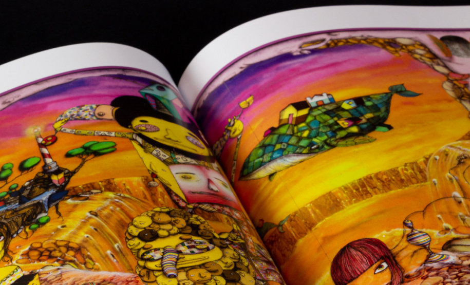 A vida e a obra dos artistas Gustavo e Otávio Pandolfo, OSGEMEOS, é o tema do catálogo lançado pelo Museu Oscar Niemeyer (MON) e disponível na MON Loja. A exposição ?OSGEMEOS: Segredos? está atualmente em cartaz no Museu. -  Curitiba, 29/11/201 - Foto: Eduardo A.Cruz