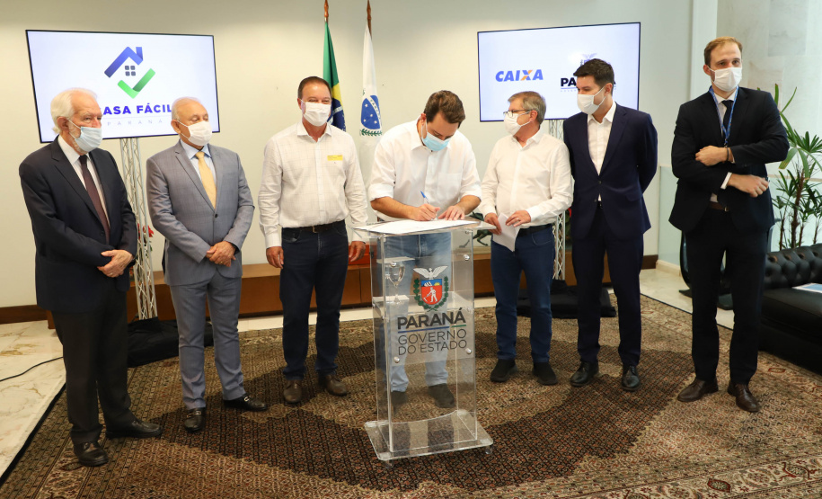 O governador Carlos Massa Ratinho Junior assinou nesta terça-feira (23) a liberação de mais R$ 71,7 milhões para o programa Casa Fácil Paraná, que financia o valor de entrada de moradias a famílias com renda de até três salários mínimos. Colombo. Foto: Ari Dias/ AEN.