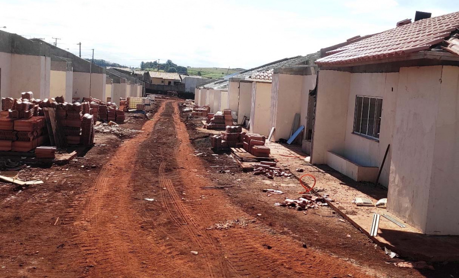Terminam na próxima terça-feira (30) as inscrições para habilitação dos interessados em participar da seleção das 40 moradias do condomínio para idosos em construção em Cornélio Procópio, no Norte Pioneior. O empreendimento recebeu mais de R$ 3,3 milhões do Governo do Estado por meio do programa Casa Fácil Paraná, na modalidade Viver Mais, e as obras já ultrapassaram 52% de conclusão. (Foto: Michael Faleiros/Cohapar)