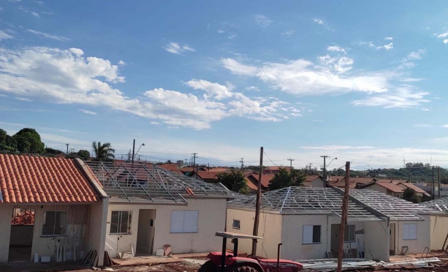 Terminam na próxima terça-feira (30) as inscrições para habilitação dos interessados em participar da seleção das 40 moradias do condomínio para idosos em construção em Cornélio Procópio, no Norte Pioneior. O empreendimento recebeu mais de R$ 3,3 milhões do Governo do Estado por meio do programa Casa Fácil Paraná, na modalidade Viver Mais, e as obras já ultrapassaram 52% de conclusão. (Foto: Michael Faleiros/Cohapar)