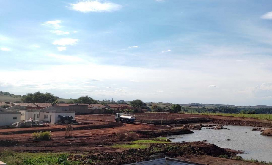 Terminam na próxima terça-feira (30) as inscrições para habilitação dos interessados em participar da seleção das 40 moradias do condomínio para idosos em construção em Cornélio Procópio, no Norte Pioneior. O empreendimento recebeu mais de R$ 3,3 milhões do Governo do Estado por meio do programa Casa Fácil Paraná, na modalidade Viver Mais, e as obras já ultrapassaram 52% de conclusão. (Foto: Michael Faleiros/Cohapar)