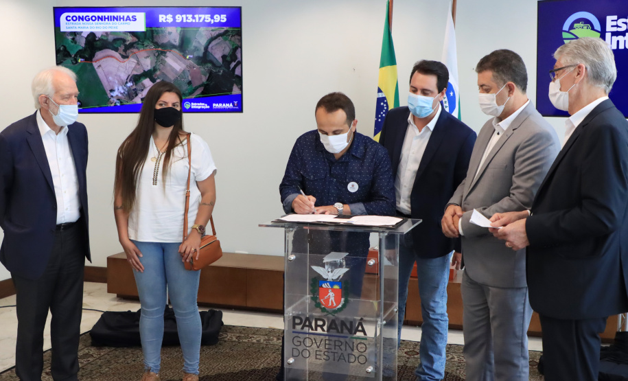 09.11.2021 - Governador Carlos Massa Ratinho Junior assina programa Estradas da Integração.