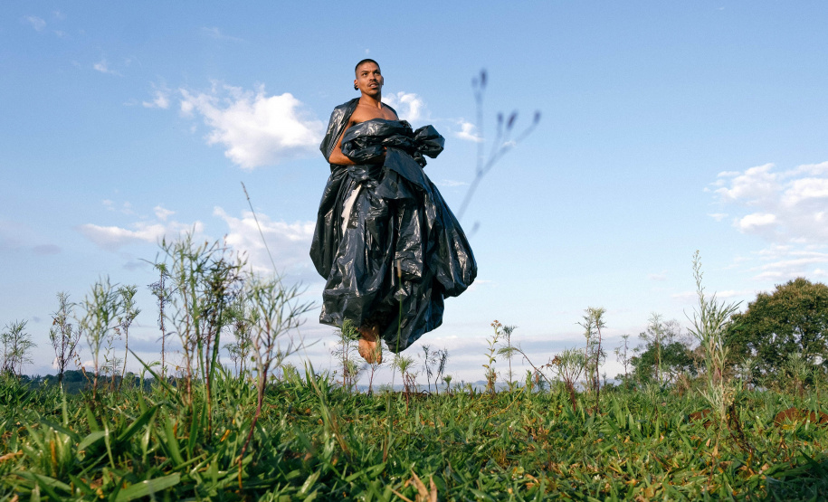 O Museu Paranaense (MUPA) apresenta "Entre Caboclos e Baianas", do bailarino Kunta Leonardo da Cruz. A dança é um mosaico de memórias e heranças culturais e corporais unindo a ancestralidade indígena e africana do bailarino quilombola. - Curitiba, 26/11/2021 - Foto: Isabella Lanave,/SECC