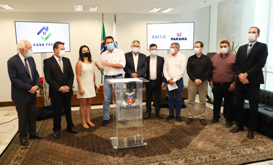 O governador Carlos Massa Ratinho Junior assinou nesta terça-feira (23) a liberação de mais R$ 71,7 milhões para o programa Casa Fácil Paraná, que financia o valor de entrada de moradias a famílias com renda de até três salários mínimos. Curiúva. Foto: Ari Dias/ AEN.