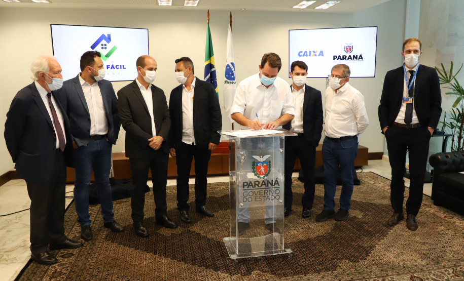 O governador Carlos Massa Ratinho Junior assinou nesta terça-feira (23) a liberação de mais R$ 71,7 milhões para o programa Casa Fácil Paraná, que financia o valor de entrada de moradias a famílias com renda de até três salários mínimos. Curiúva. Foto: Ari Dias/ AEN.