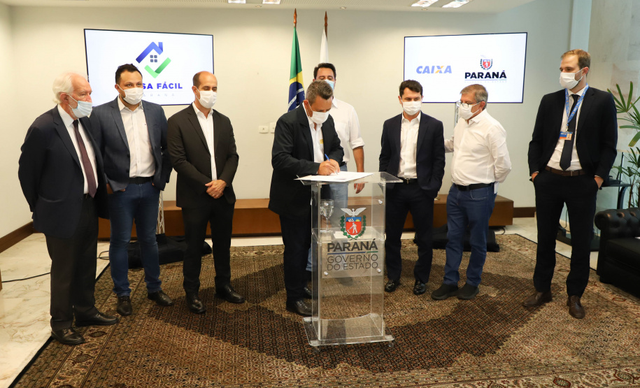 O governador Carlos Massa Ratinho Junior assinou nesta terça-feira (23) a liberação de mais R$ 71,7 milhões para o programa Casa Fácil Paraná, que financia o valor de entrada de moradias a famílias com renda de até três salários mínimos. Curiúva. Foto: Ari Dias/ AEN.