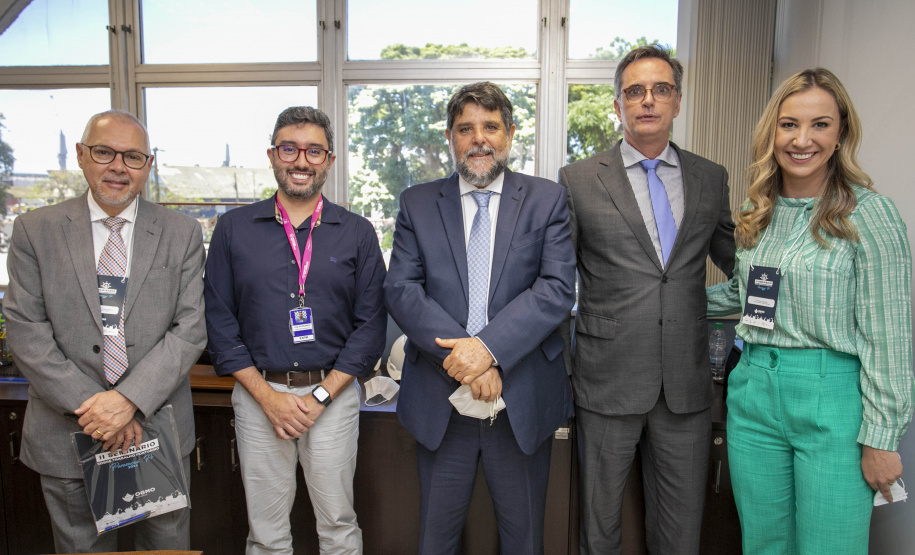 Nesta segunda-feira (22), o ministro Guilherme Caputo Bastos, do Tribunal Superior do Trabalho (TST), visitou a sede da Portos do Paraná, onde participou do II Seminário sobre Trabalho Portuário. Organizado pelo Órgão Gestor de Mão-de-Obra do Trabalhador Portuário Avulso (OGMO) de Paranaguá, o evento teve apoio da administração dos portos de Paranaguá e Antonina. - Paranaguá, 22/11/2021 - Foto: Claudio Neves/Portos do Paraná