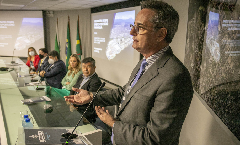 Nesta segunda-feira (22), o ministro Guilherme Caputo Bastos, do Tribunal Superior do Trabalho (TST), visitou a sede da Portos do Paraná, onde participou do II Seminário sobre Trabalho Portuário. Organizado pelo Órgão Gestor de Mão-de-Obra do Trabalhador Portuário Avulso (OGMO) de Paranaguá, o evento teve apoio da administração dos portos de Paranaguá e Antonina. - Paranaguá, 22/11/2021 - Foto: Claudio Neves/Portos do Paraná