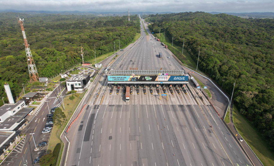 O Departamento de Estradas de Rodagem do Paraná (DER/PR) está ingressando na Justiça Federal com pedido de liminar em Ação Civil Pública para obrigar as concessionárias de pedágio do anel de integração a implantar a canalização do tráfego e reforço de sinalização nas praças de pedágio, a fim de garantir a transposição livre e segura dos usuários, com o encerramento dos contratos. -  Curitiba, 22/11/2021 - Foto: Rodrigo Félix Leal/SEIL