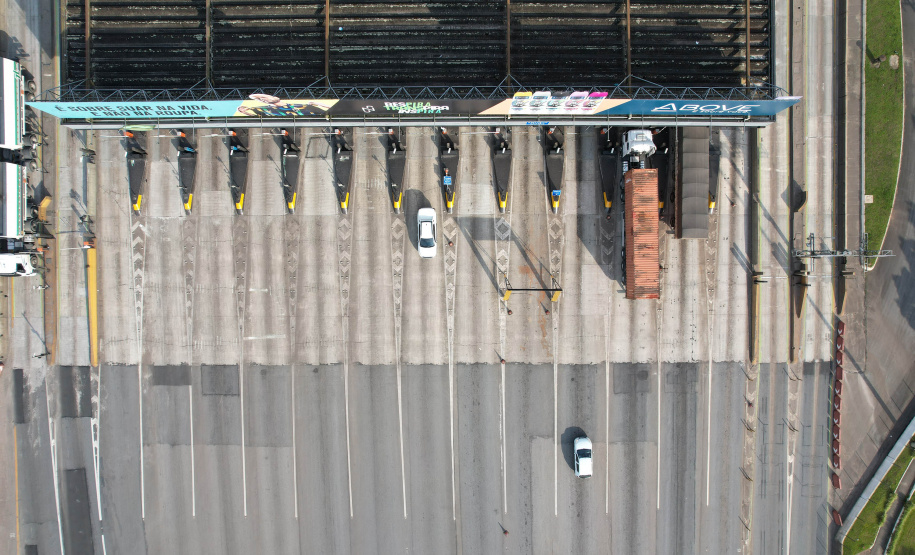 O Departamento de Estradas de Rodagem do Paraná (DER/PR) está ingressando na Justiça Federal com pedido de liminar em Ação Civil Pública para obrigar as concessionárias de pedágio do anel de integração a implantar a canalização do tráfego e reforço de sinalização nas praças de pedágio, a fim de garantir a transposição livre e segura dos usuários, com o encerramento dos contratos. - Curitiba, 22/11/2021 - Foto: Rodrigo Félix Leal/SEIL