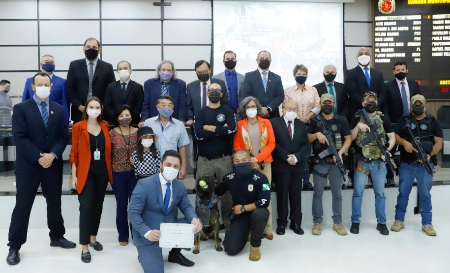 A Polícia Civil do Paraná (PCPR) recebeu homenagem inédita à atuação de um dos cães e seu condutor, em Maringá, região Norte do Estado, na terça-feira (9). É a primeira vez que um dos cachorros policiais da instituição é homenageado individualmente. O título do mérito comunitário foi concedido pela Câmara de Vereadores de Maringá ao cão Chris Cornell e ao investigador Marcos Shinnae.  - Maringá, 09/11/2021 - Foto: PCPR