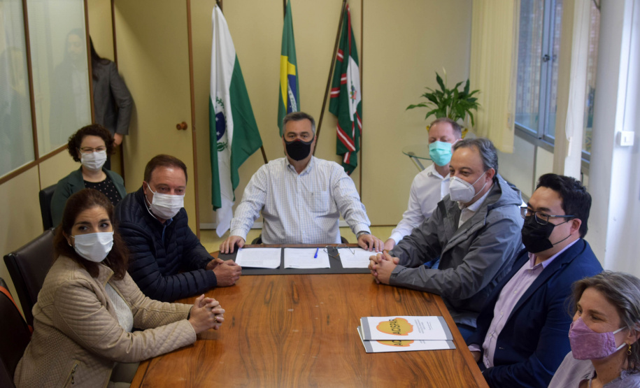 O secretário de Estado da Saúde, Beto Preto, assinou nesta quinta-feira (11) a liberação de R$ 60 milhões para o Consórcio Metropolitano de Saúde do Paraná (Comesp) das Regiões Sul e Norte, por meio do programa de Qualificação dos Consórcios Intermunicipais de Saúde (Qualicis), que deverá ser repassado em 48 parcelas. -  Curitiba, 11/11/2021 - Foto: Américo Antonio/SESA