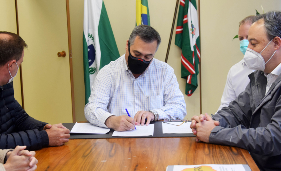 O secretário de Estado da Saúde, Beto Preto, assinou nesta quinta-feira (11) a liberação de R$ 60 milhões para o Consórcio Metropolitano de Saúde do Paraná (Comesp) das Regiões Sul e Norte, por meio do programa de Qualificação dos Consórcios Intermunicipais de Saúde (Qualicis), que deverá ser repassado em 48 parcelas. -  Curitiba, 11/11/2021 - Foto: Américo Antonio/SESA