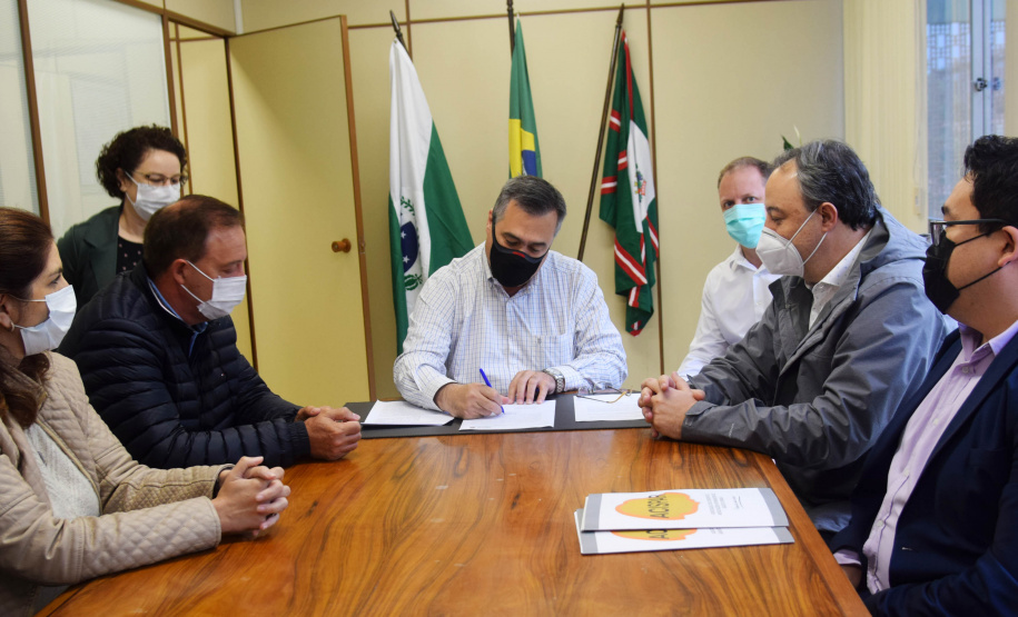 O secretário de Estado da Saúde, Beto Preto, assinou nesta quinta-feira (11) a liberação de R$ 60 milhões para o Consórcio Metropolitano de Saúde do Paraná (Comesp) das Regiões Sul e Norte, por meio do programa de Qualificação dos Consórcios Intermunicipais de Saúde (Qualicis), que deverá ser repassado em 48 parcelas. -  Curitiba, 11/11/2021 - Foto: Américo Antonio/SESA