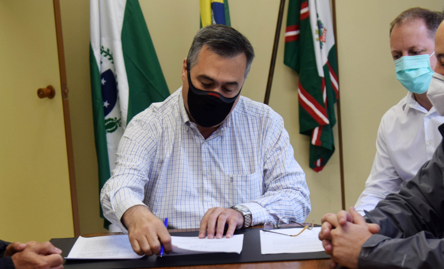 O secretário de Estado da Saúde, Beto Preto, assinou nesta quinta-feira (11) a liberação de R$ 60 milhões para o Consórcio Metropolitano de Saúde do Paraná (Comesp) das Regiões Sul e Norte, por meio do programa de Qualificação dos Consórcios Intermunicipais de Saúde (Qualicis), que deverá ser repassado em 48 parcelas. -  Curitiba, 11/11/2021 - Foto: Américo Antonio/SESA
