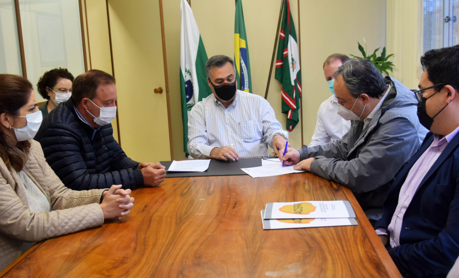 O secretário de Estado da Saúde, Beto Preto, assinou nesta quinta-feira (11) a liberação de R$ 60 milhões para o Consórcio Metropolitano de Saúde do Paraná (Comesp) das Regiões Sul e Norte, por meio do programa de Qualificação dos Consórcios Intermunicipais de Saúde (Qualicis), que deverá ser repassado em 48 parcelas. -  Curitiba, 11/11/2021 - Foto: Américo Antonio/SESA