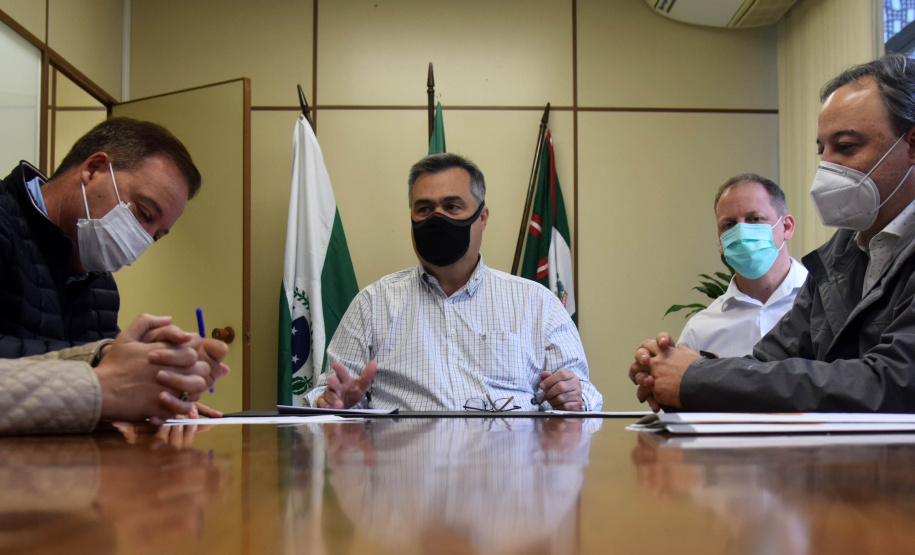 O secretário de Estado da Saúde, Beto Preto, assinou nesta quinta-feira (11) a liberação de R$ 60 milhões para o Consórcio Metropolitano de Saúde do Paraná (Comesp) das Regiões Sul e Norte, por meio do programa de Qualificação dos Consórcios Intermunicipais de Saúde (Qualicis), que deverá ser repassado em 48 parcelas. -  Curitiba, 11/11/2021 - Foto: Américo Antonio/SESA