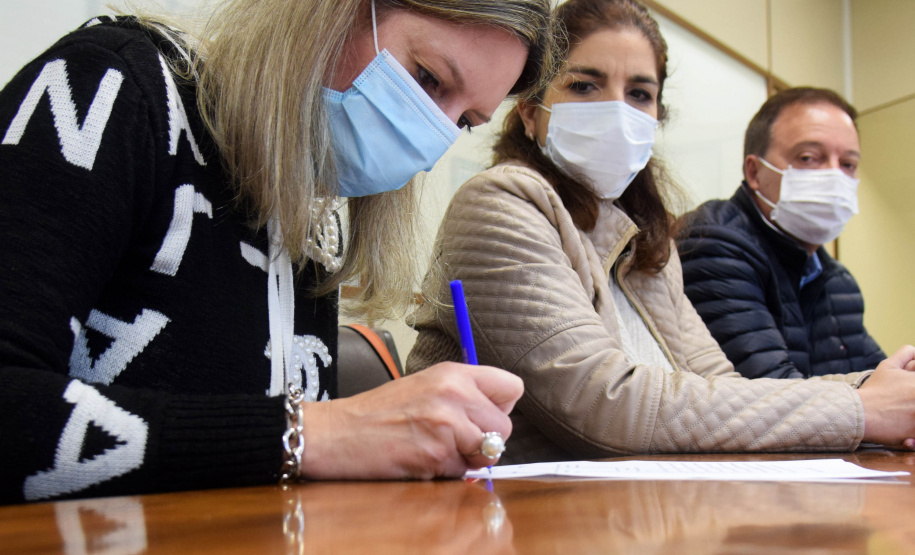 O secretário de Estado da Saúde, Beto Preto, assinou nesta quinta-feira (11) a liberação de R$ 60 milhões para o Consórcio Metropolitano de Saúde do Paraná (Comesp) das Regiões Sul e Norte, por meio do programa de Qualificação dos Consórcios Intermunicipais de Saúde (Qualicis), que deverá ser repassado em 48 parcelas. -  Curitiba, 11/11/2021 - Foto: Américo Antonio/SESA